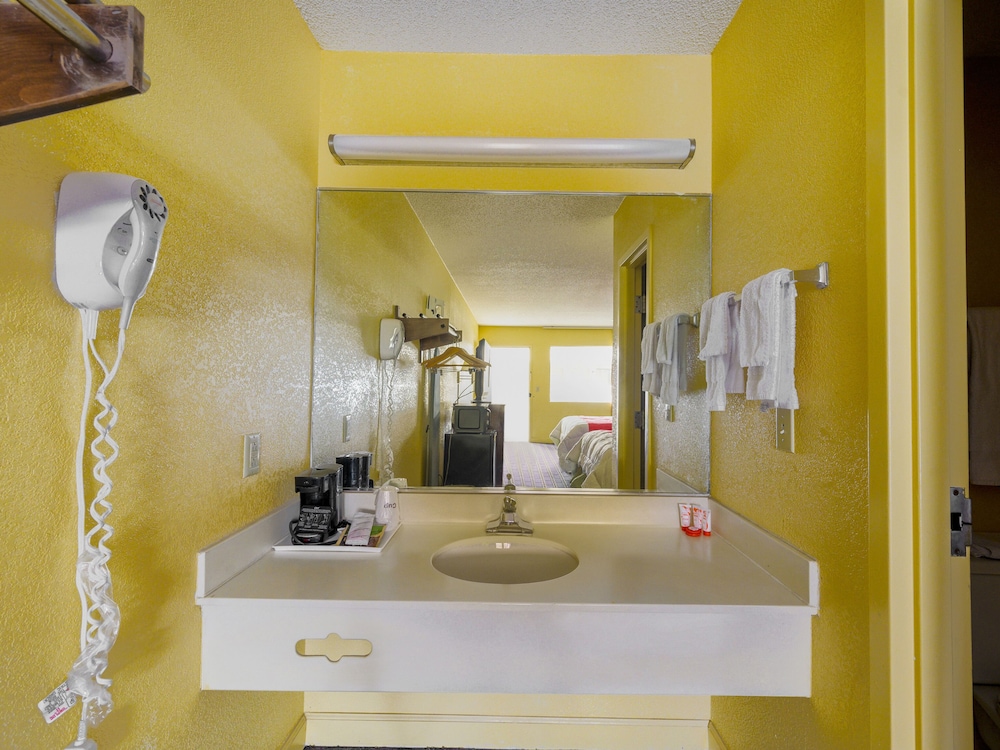 OYO Hotel Williamston 12/48