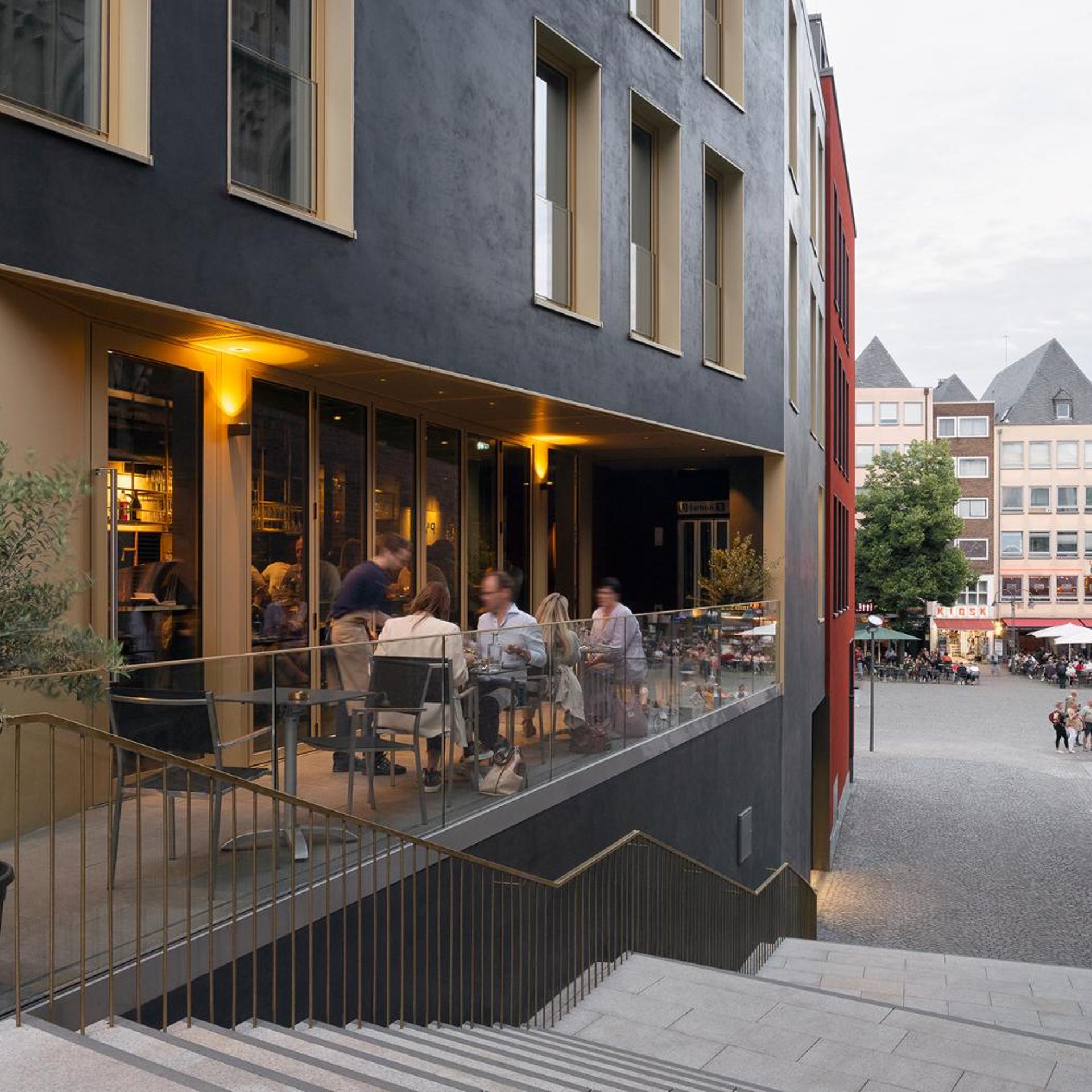 Legend Hotel 4/50