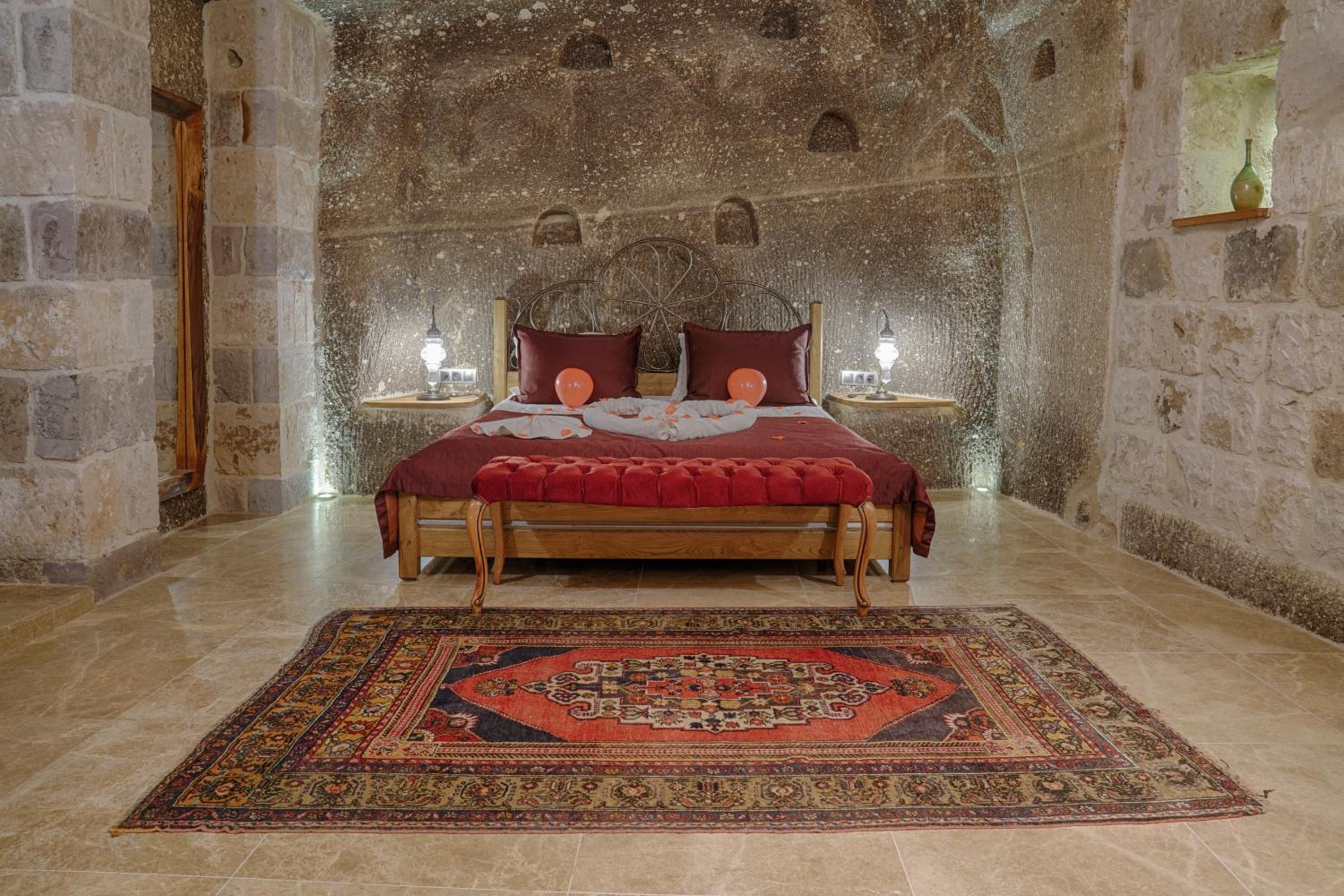 Cave, Honeymoon, Suite