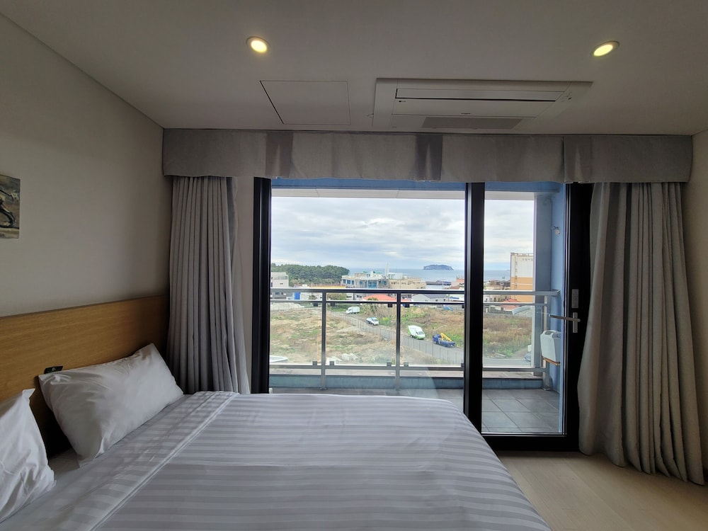 SUPERIOR, OCEAN VIEW, BATHTUB