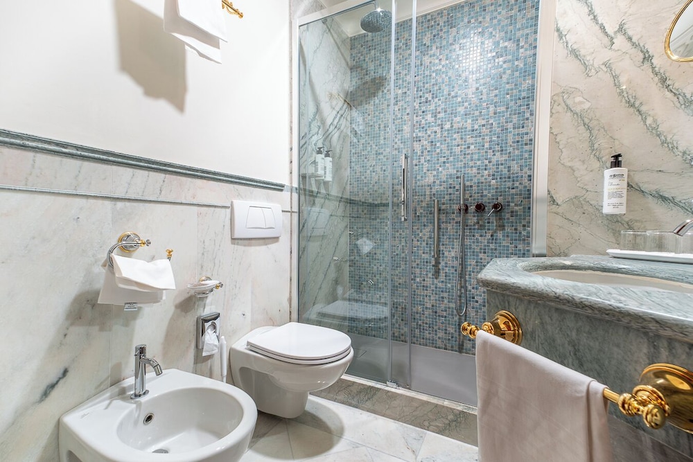 غرفة ثلاثية بسرير مزدوج مع أريكة، Art Hotel Orologio 4/6