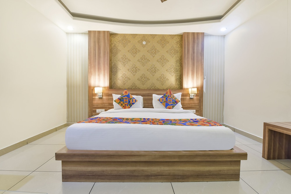Fabhotel Signature Inn 22/50