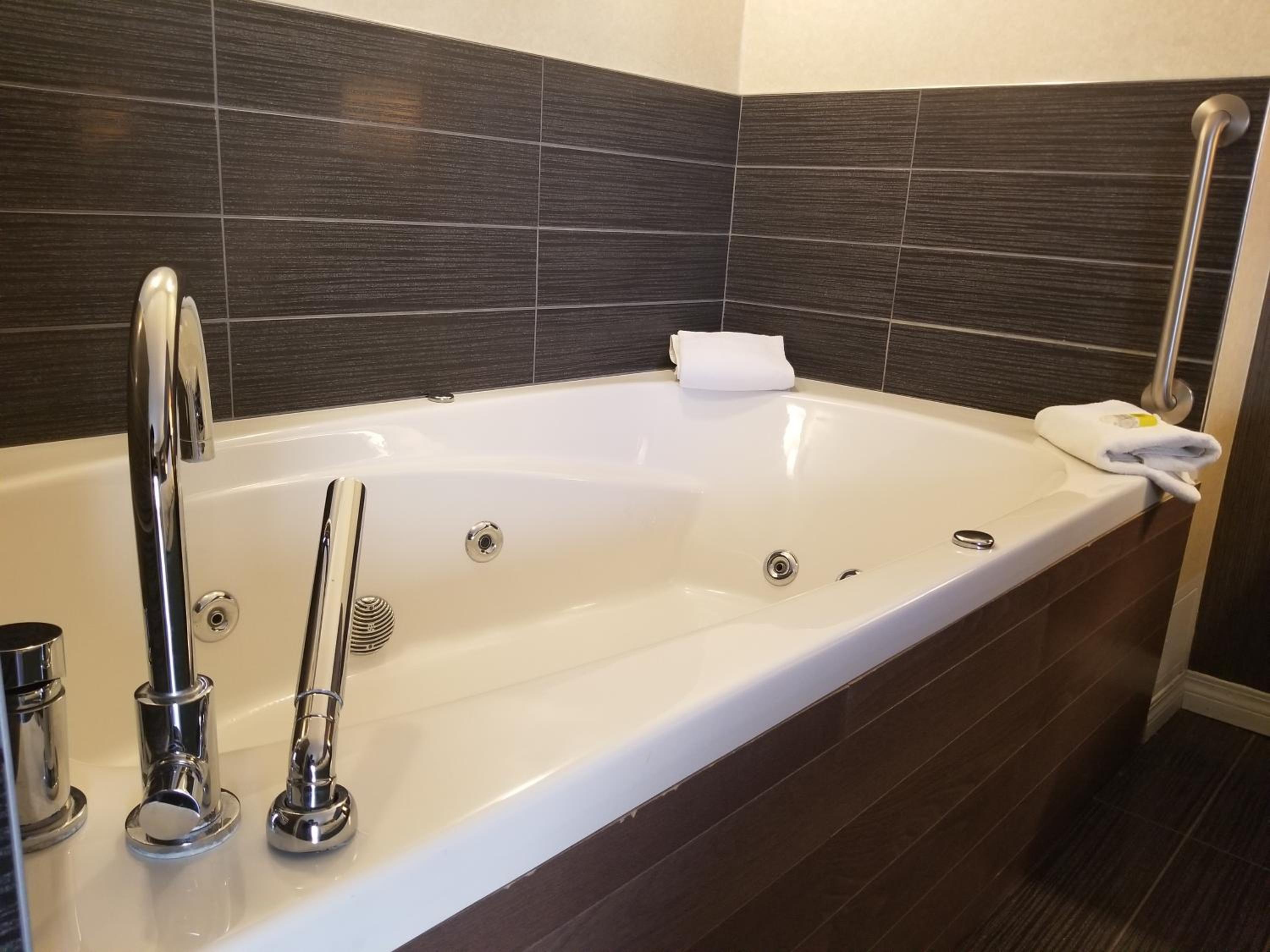 Suite, King Bed, Sofa 4/4