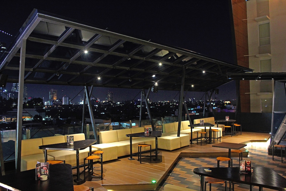 Maxonehotels at Tidar Surabaya 18/30