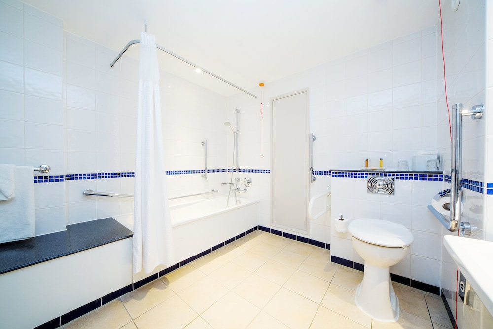 Holiday Inn Gatwick Airport 18/75