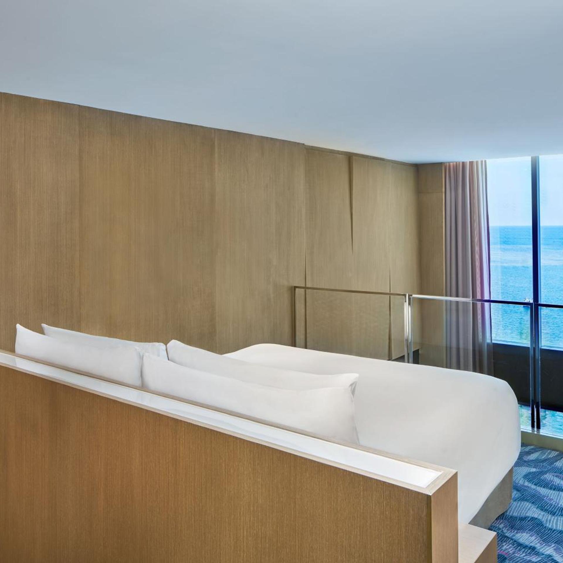1 Bedroom, Duplex, Bi Level, Suite, King Bed, Club Lounge Access