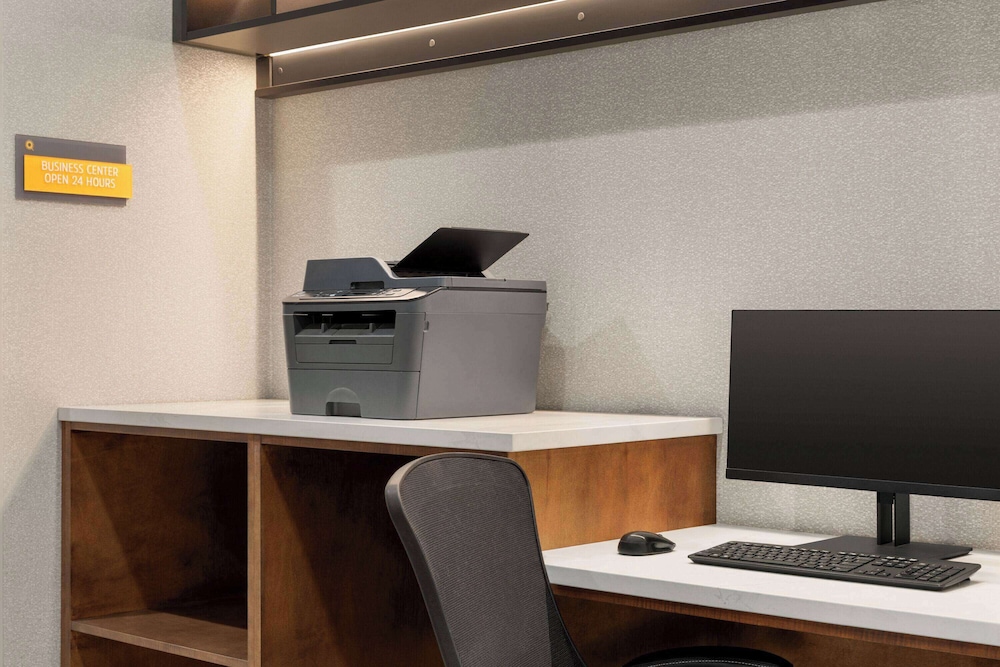 La Quinta Inn & Suites by Wyndham Austin South 48/53