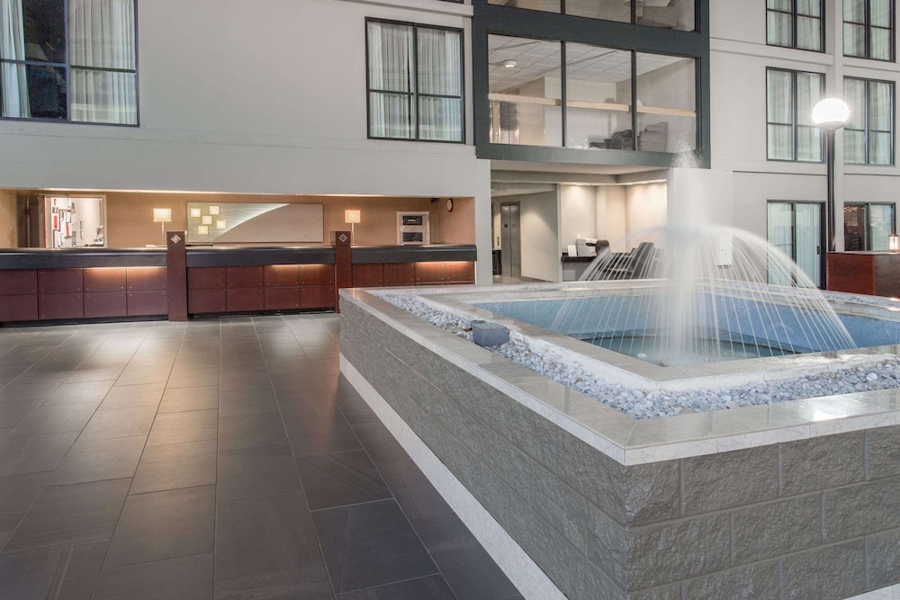 Urbana Hotel and Conference Center 15/35