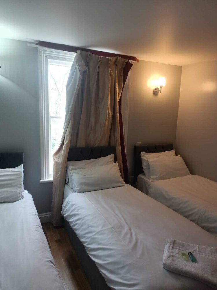 Coronation Hotel 18/50