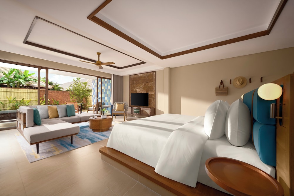 Suite, King Bed, Outdoor Pool, Accessible