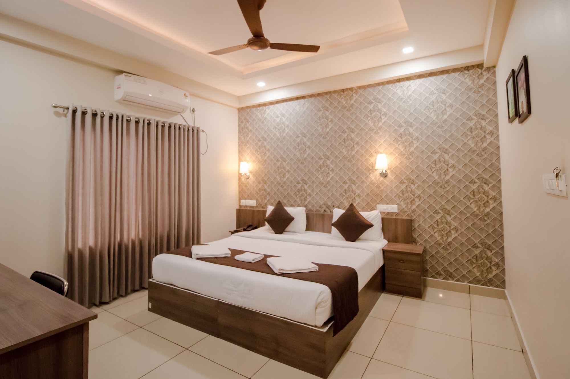 DELUXE, DOUBLE OR TWIN BED
