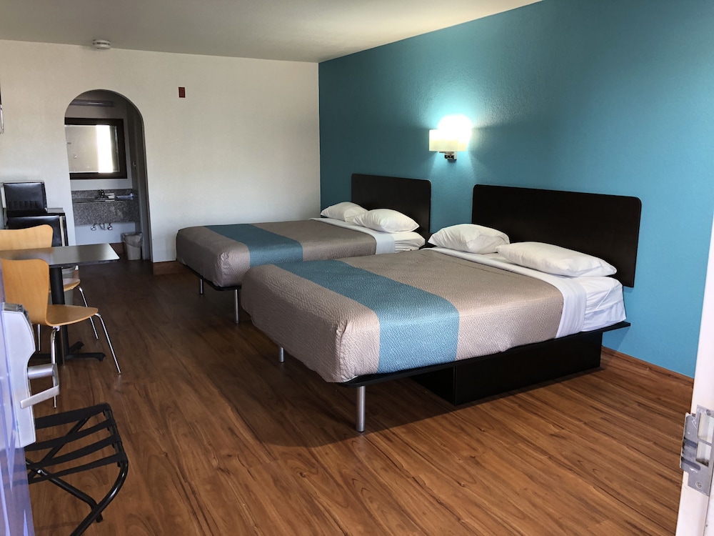 Motel6 Pensacola, FL - NAS 16/35