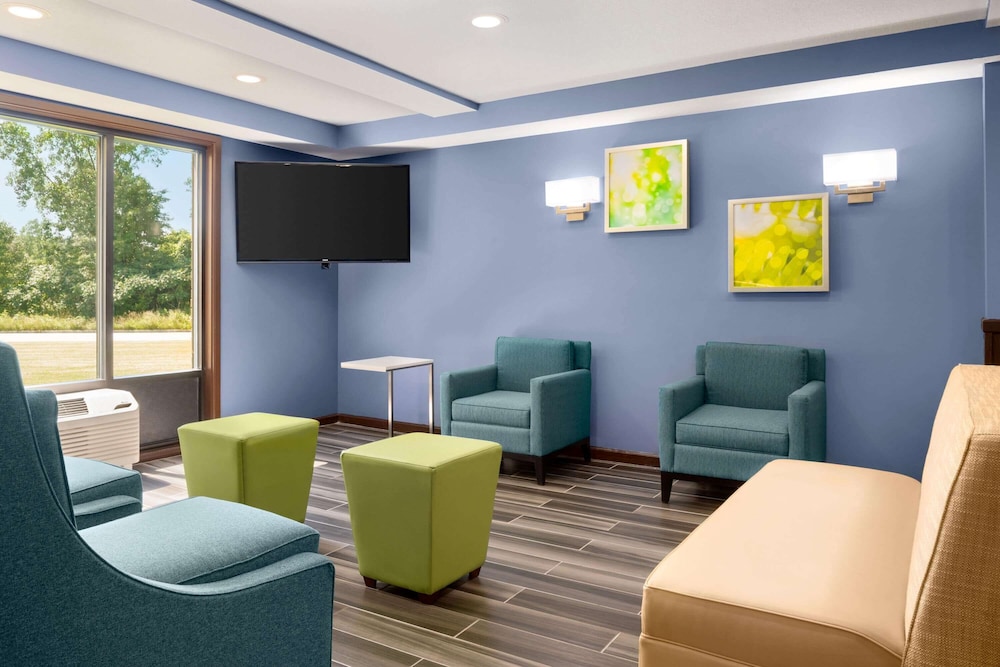 Days Inn and Suites by Wyndham Merrillville 24/28