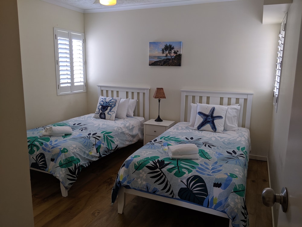 MOORINGS BEACH RESORT 28/77