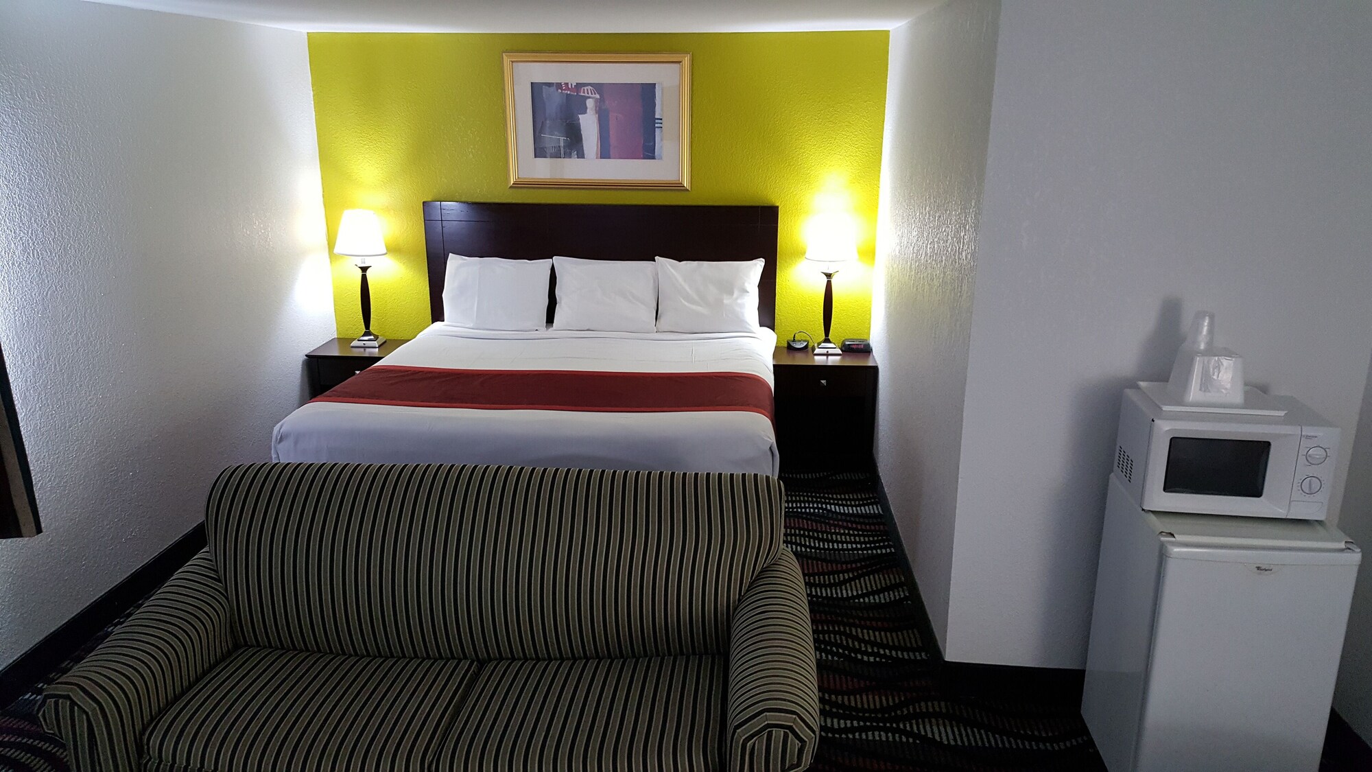 DELUXE, KING BED