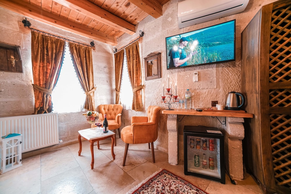 Zeus Cave Suites 33/50