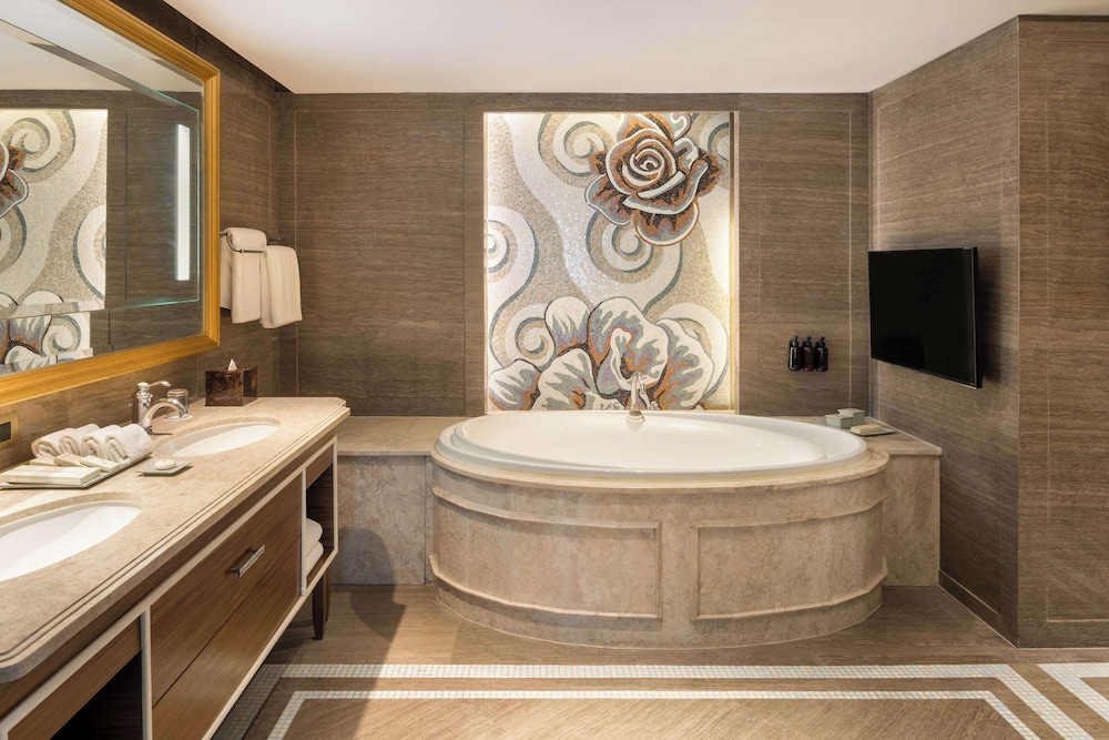 Dusit Thani Manila 72/72
