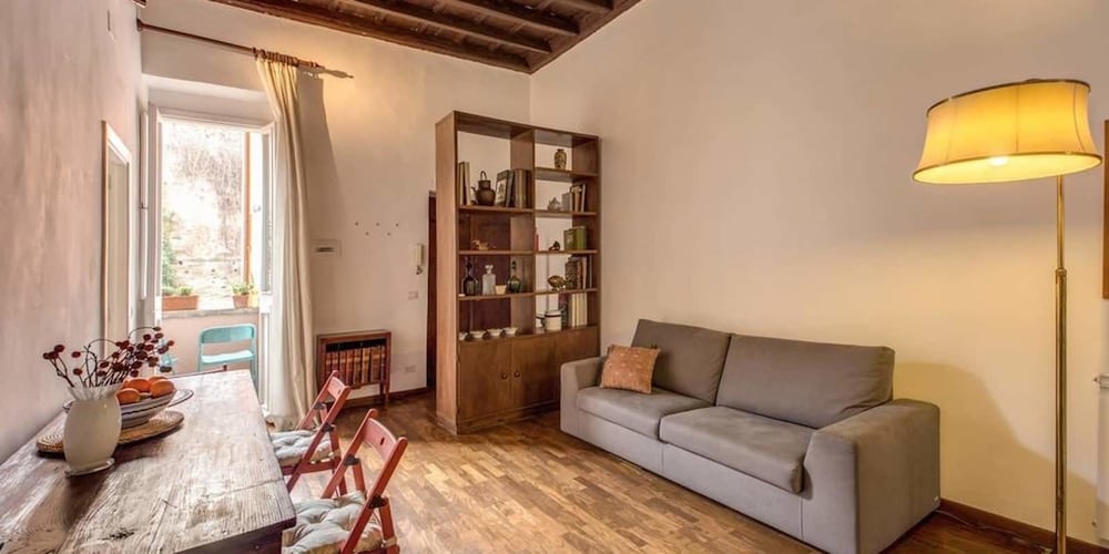 Passetto at Borgo Pio 10/25