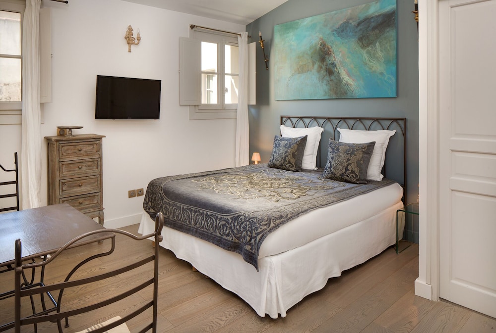 LUTHER, QUEEN BED