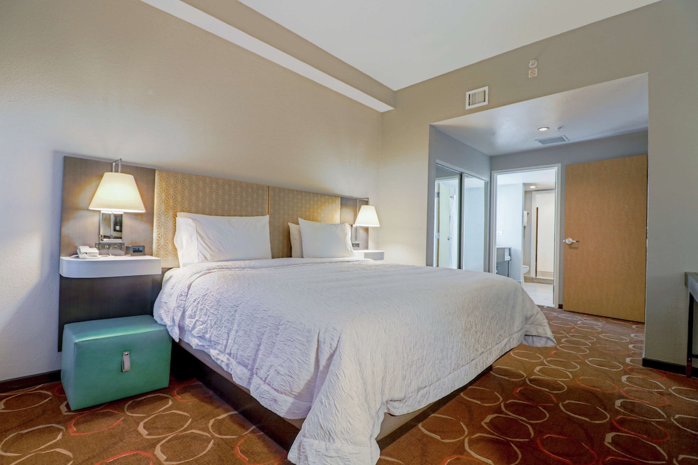 Hampton Inn Tropicana 17/30