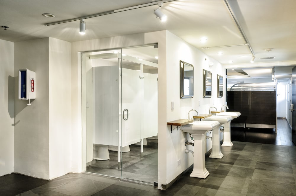 Posh South Beach Hostel 34/38