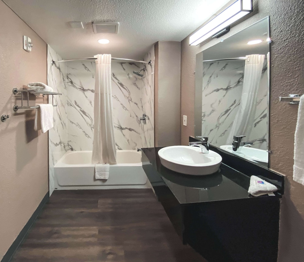 Studio6 West Sacramento, CA 30/32