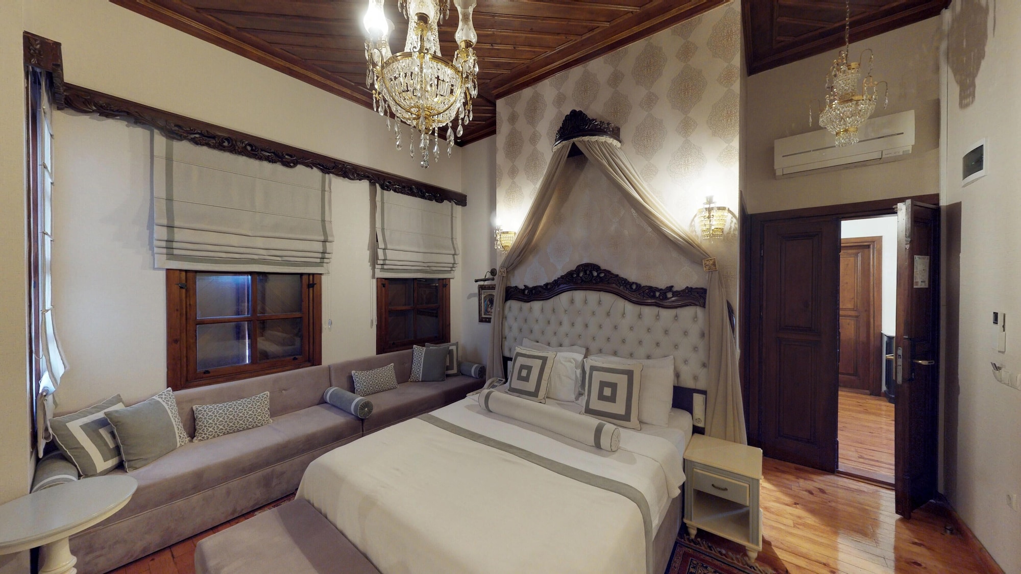 JUNIOR, QUEEN BED, CITY VIEW, SOFA