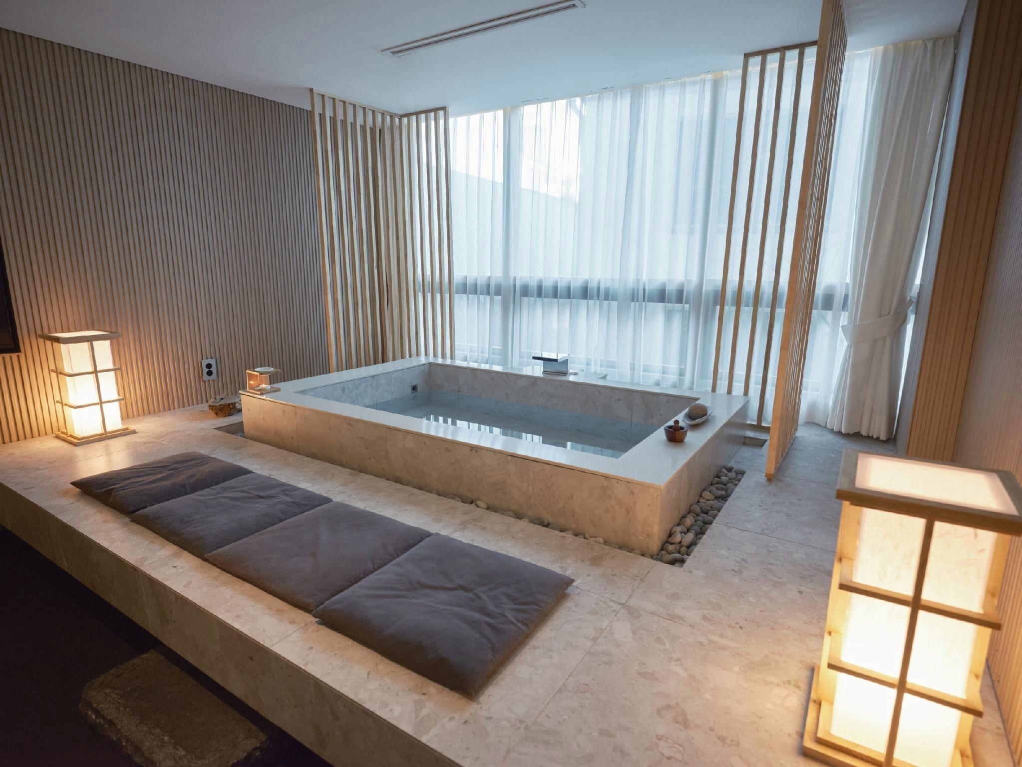 UH Suite The Myeongdong 20/52