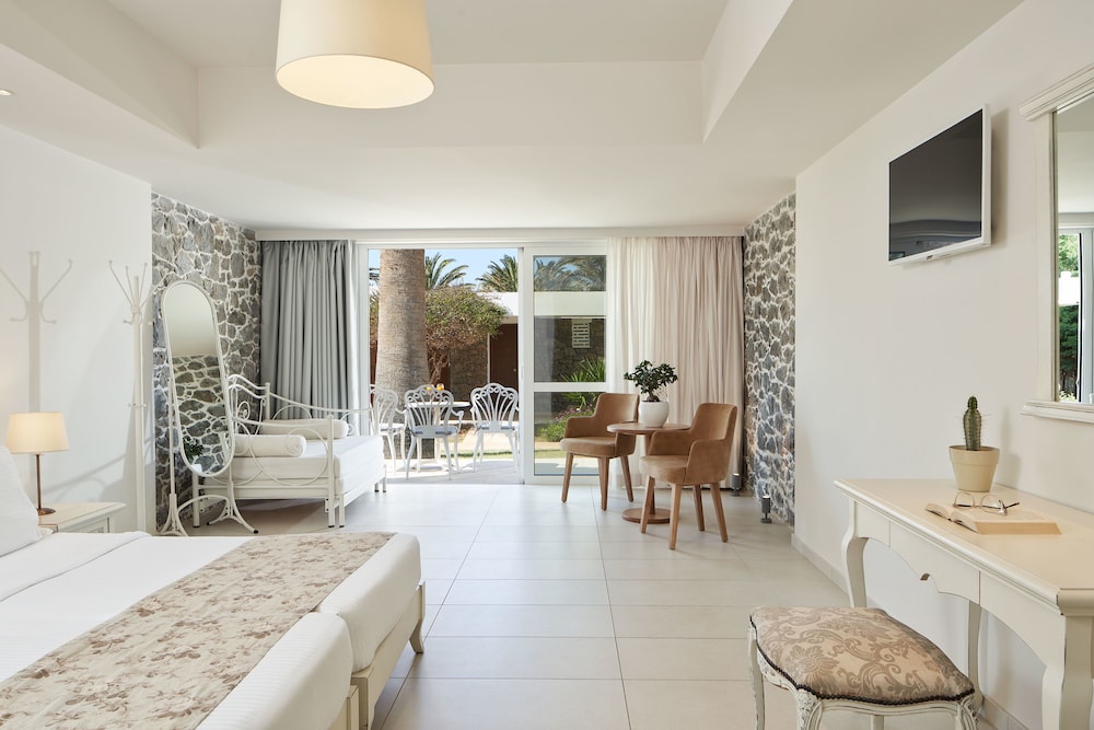 بنغل بريميوم سوبيريور بثلاثة أسرّة بإطلالة على الحديقة مع أريكة، Civitel Creta Beach 6/7