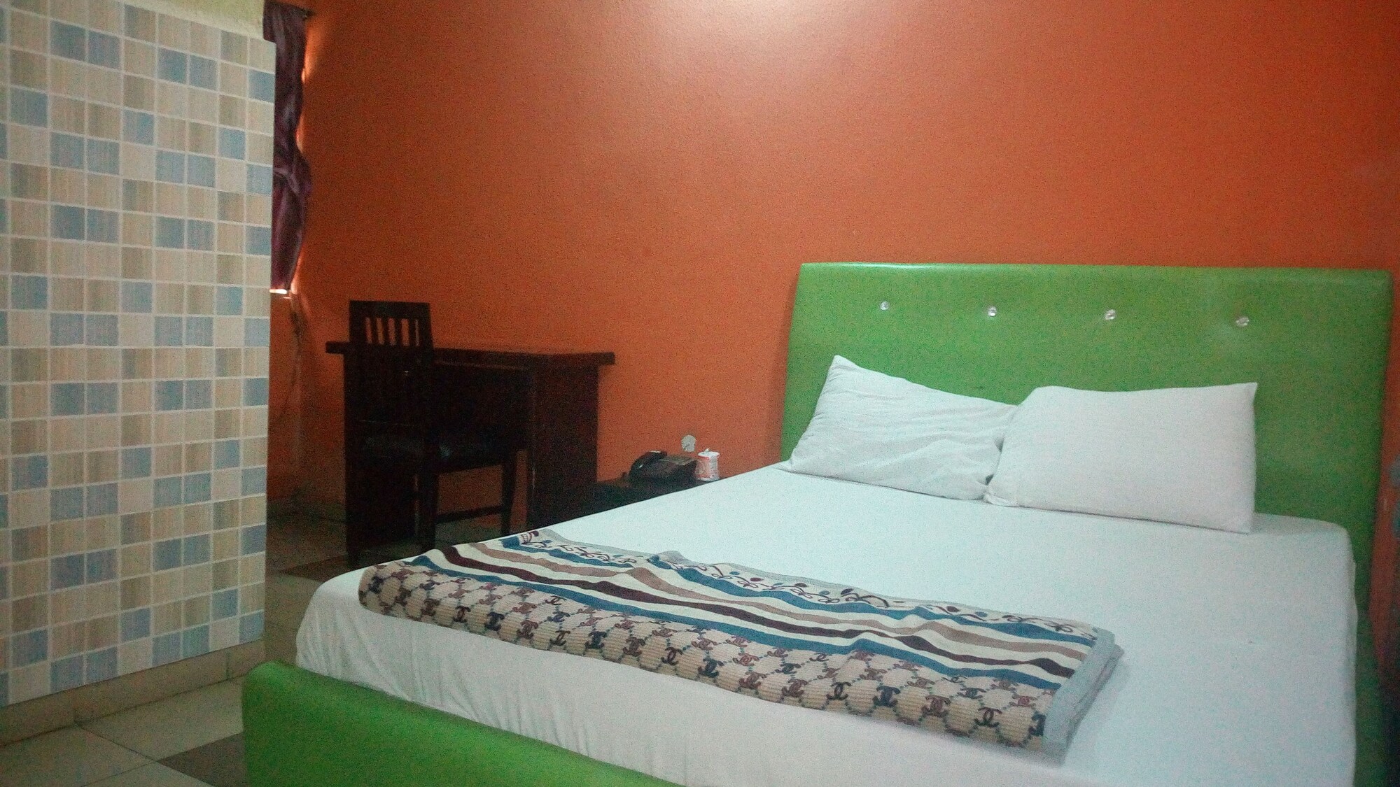 ROOM, SINGLE