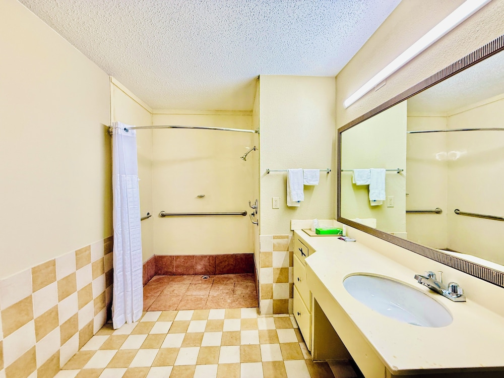 Travelodge by Wyndham Thomasville AL 50/50