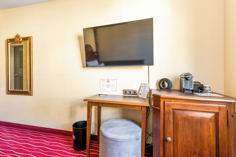Kings First Class Hotel 71/77