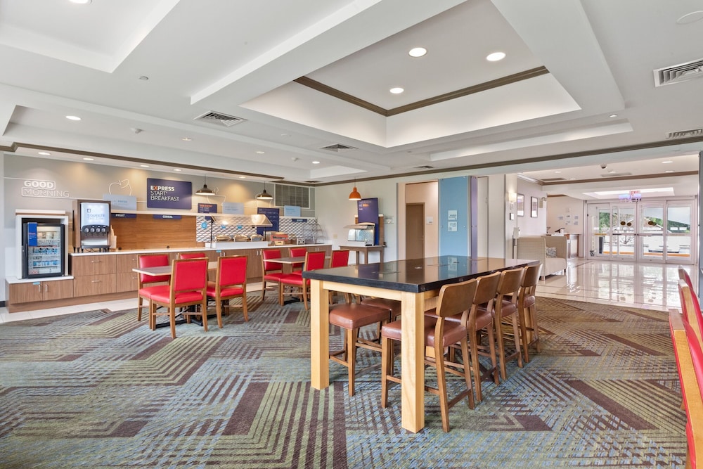 Holiday Inn Express Hotel & Suites Bethlehem 58/72