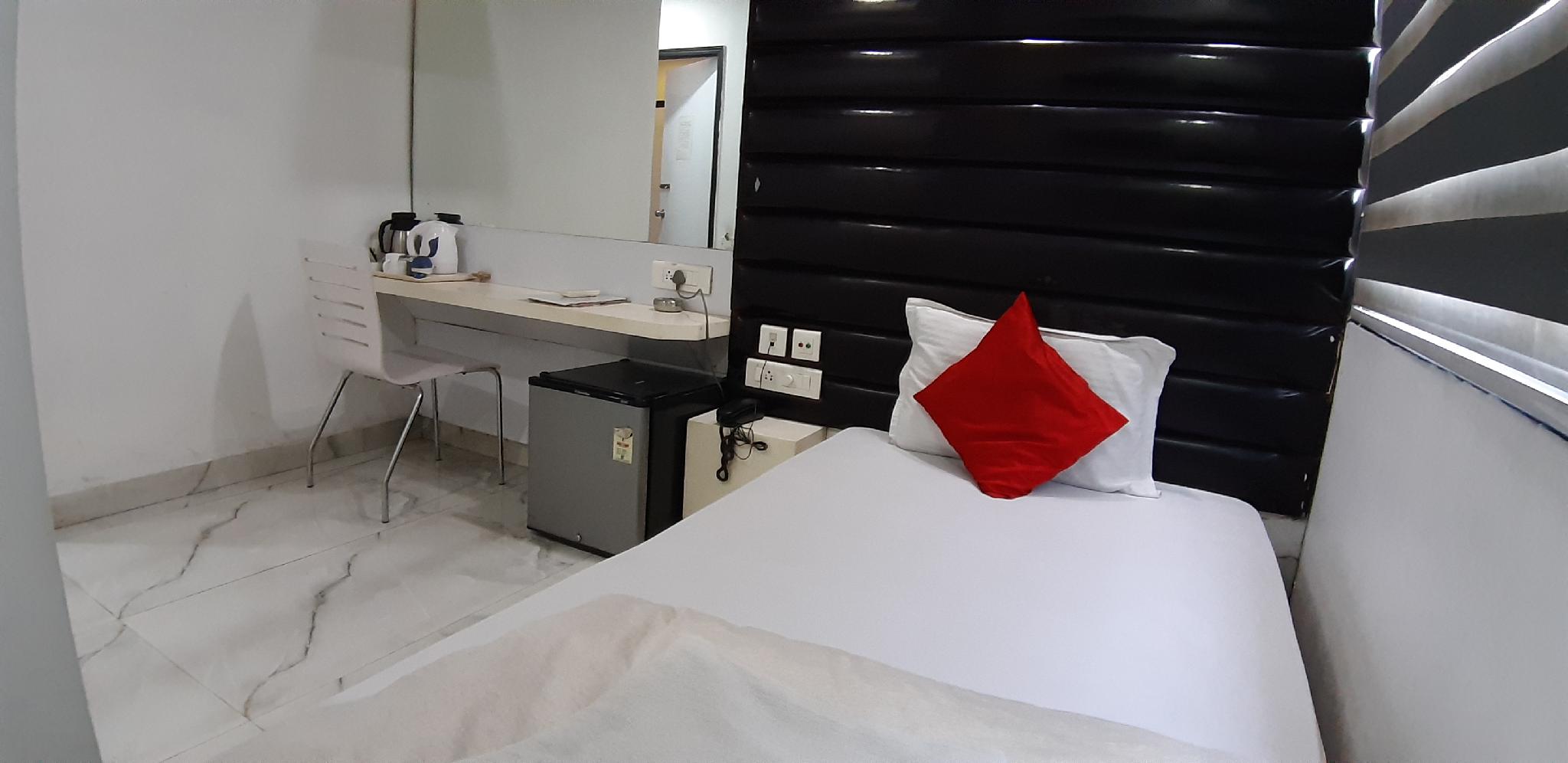 Oyo Rooms Ruby Hospital Junction 10/17