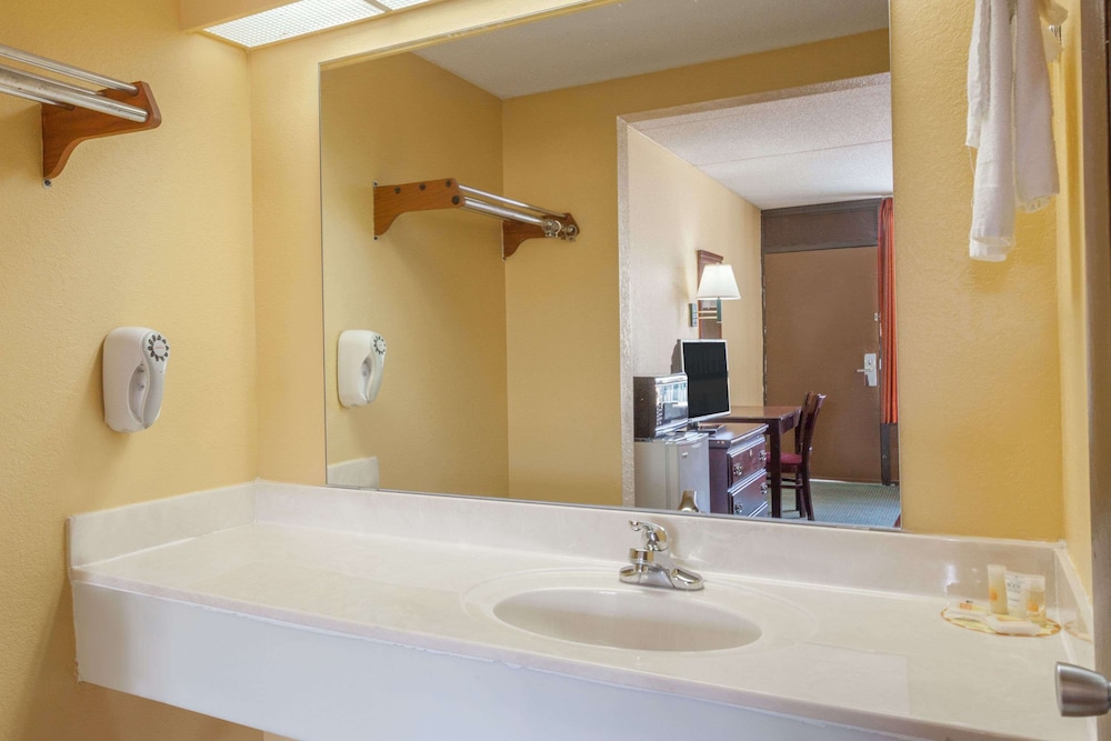 Days Inn by Wyndham Nashville Saint Thomas West Hospital 10/46