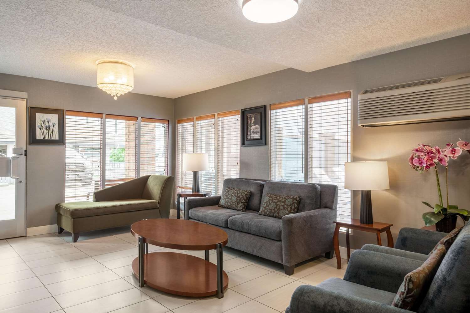 Travelodge by Wyndham Calgary South 24/63