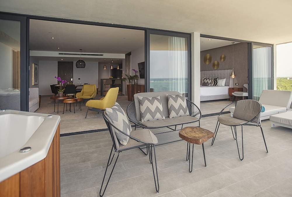 The Fives Oceanfront Puerto Morelos 40/71