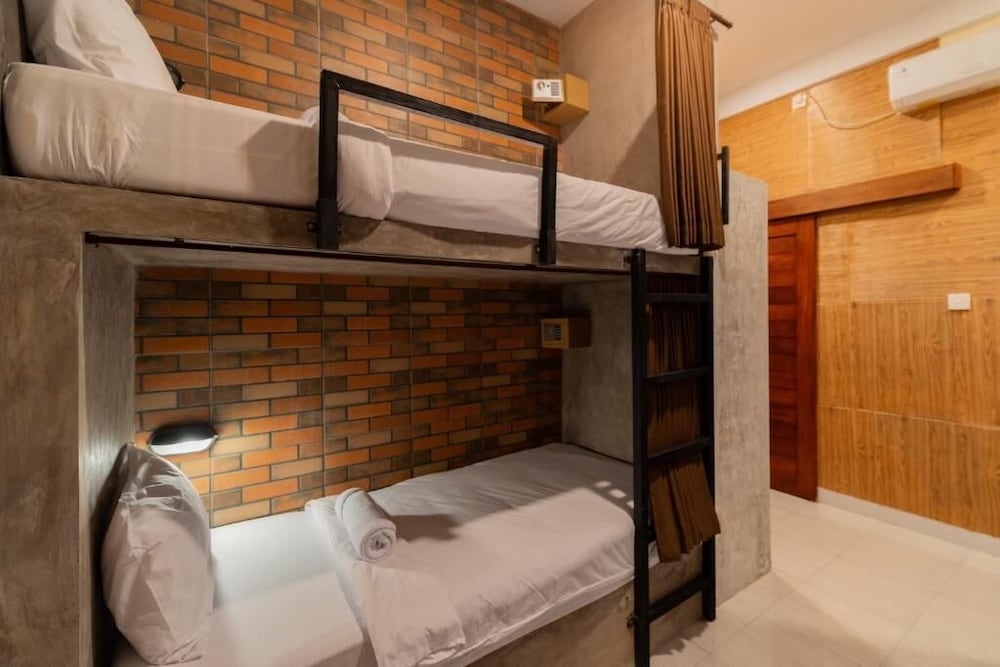 Female Dorm, Female Only