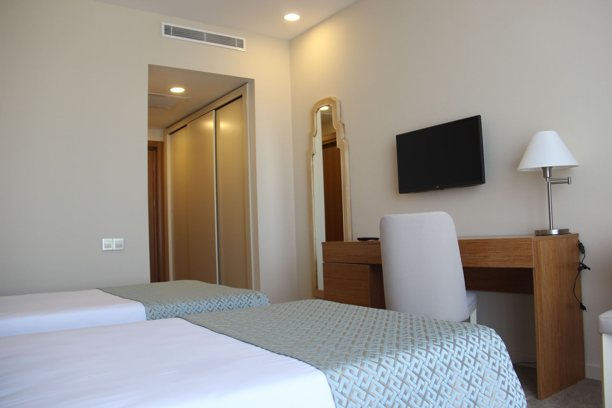 ROOM, TWIN BEDS, COURTYARD VIEW