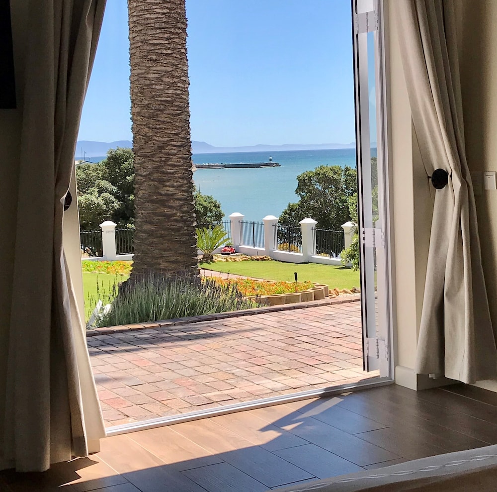 Manor On The Bay 21/50