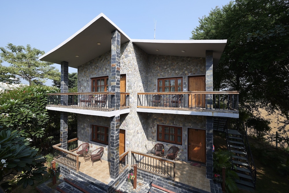 Acorn Hideaway Resort and Spacorbett 5/50