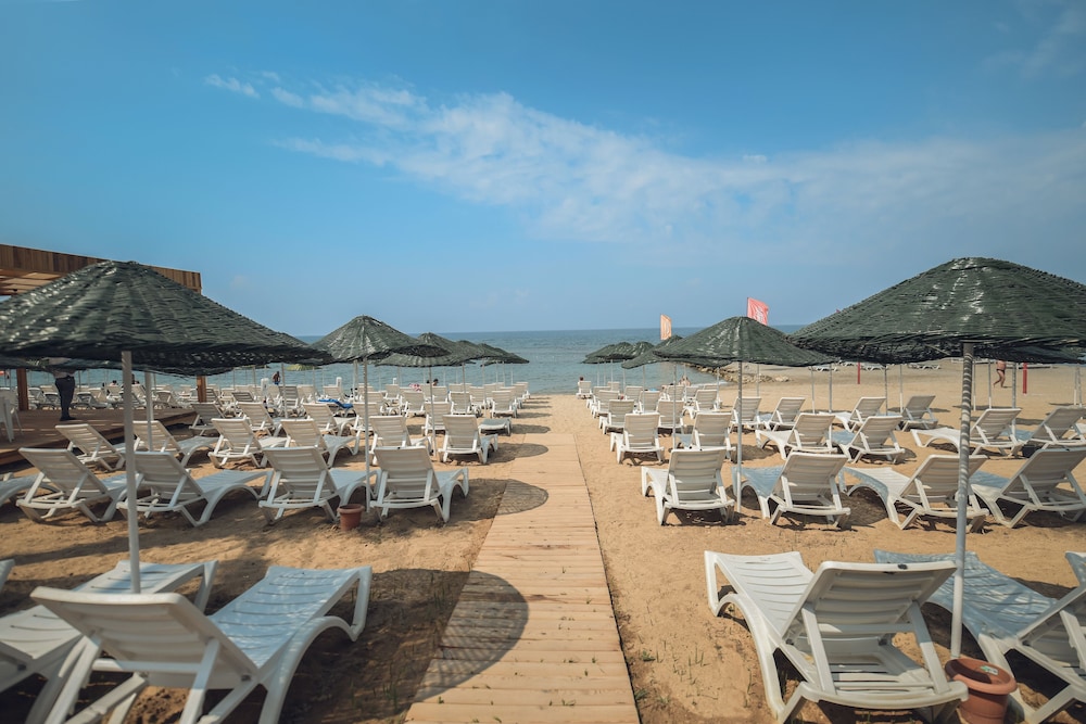 Ramira Beach Hotel 34/37