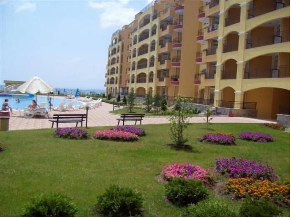 Midia Family Resort 54/58