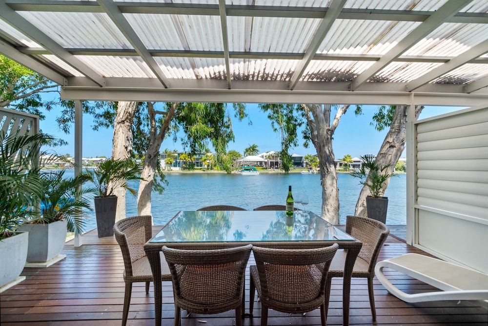 NOOSA ENTRANCE WATERFRONT RESORT 64/80