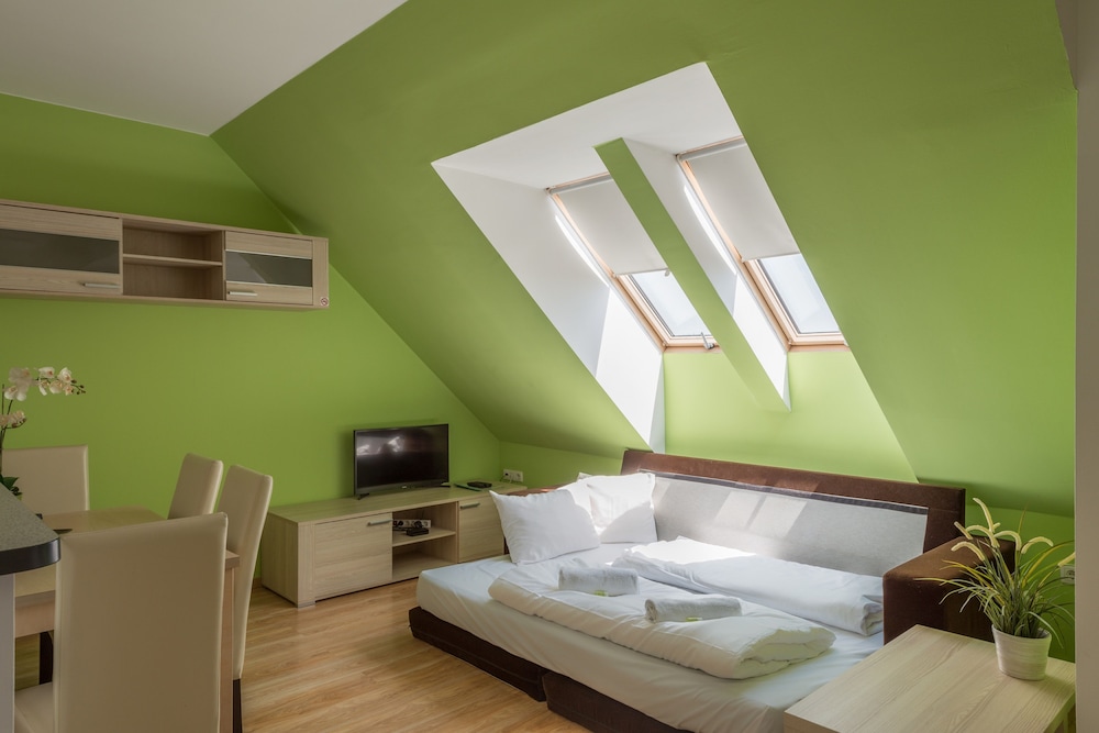 Corvin Plaza Apartments And Suites 20/54