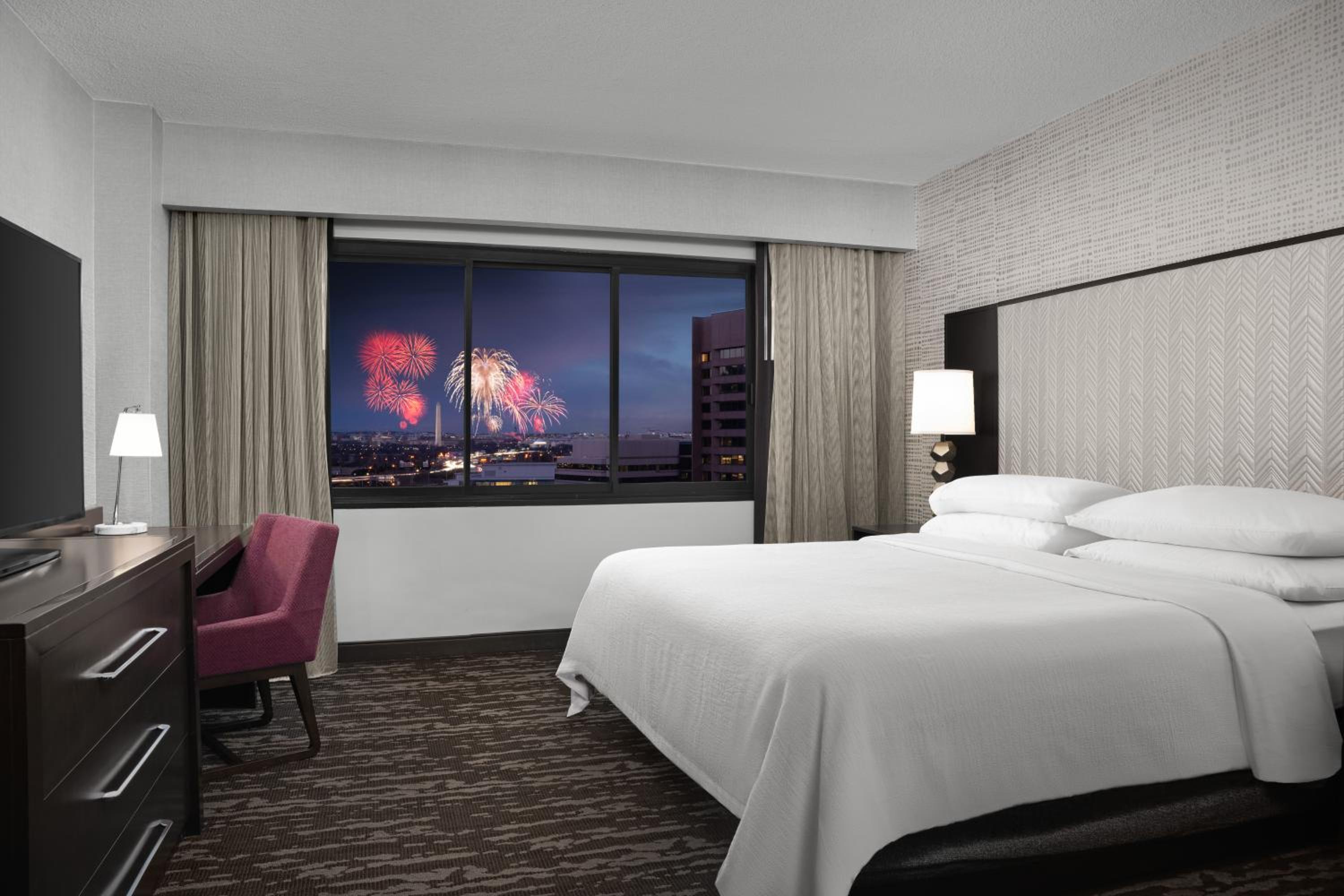 2 Rooms, Suite, King Bed, Statue View