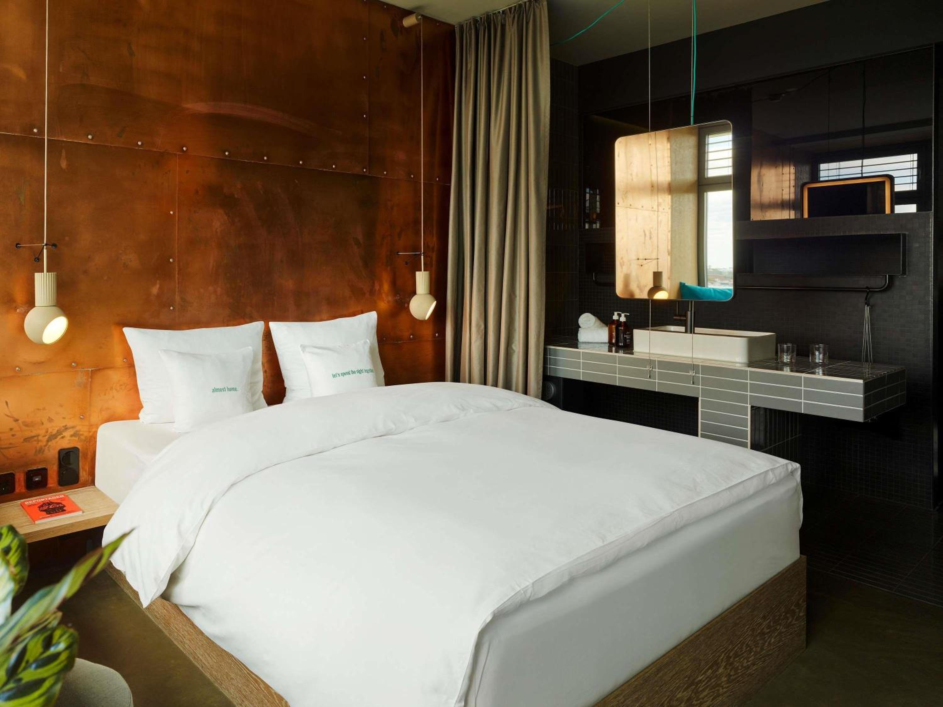 Medium Urban, Twin Beds, Queen Bed