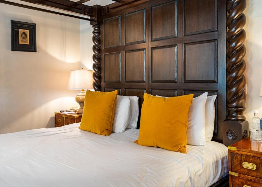 Feature, Four Poster، Seckford Hall Hotel Spa 2/6