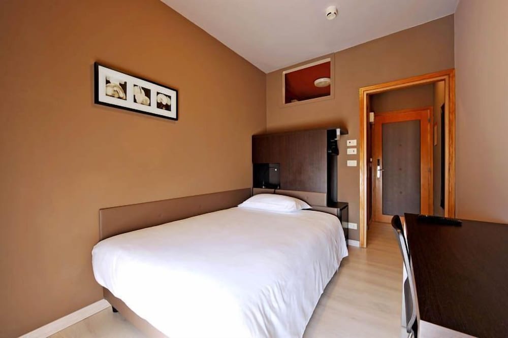 M14 Hotel 23/56