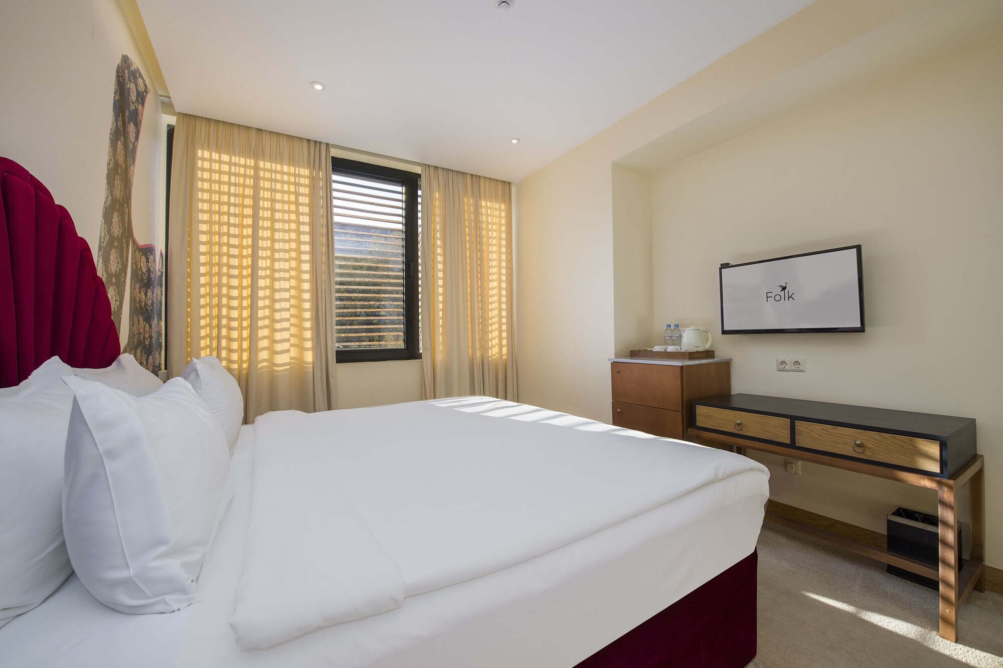 DELUXE, DOUBLE OR TWIN BED